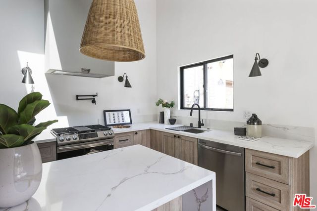 2239 Brier Avenue, Los Angeles, CA 90039