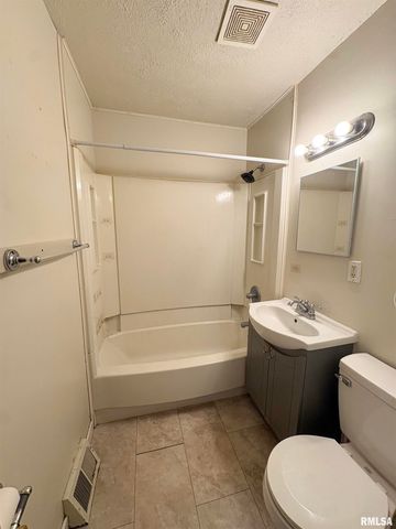 2107 W GILBERT Avenue, Peoria, IL 61604