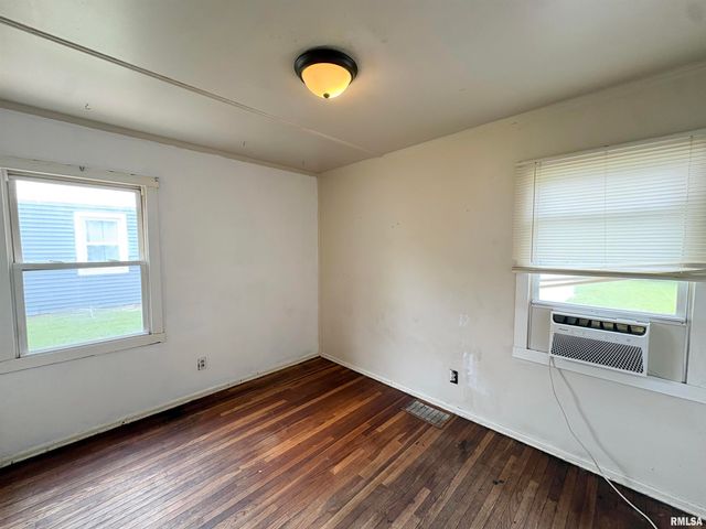 2107 W GILBERT Avenue, Peoria, IL 61604