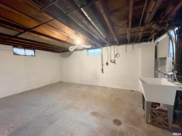 2107 W GILBERT Avenue, Peoria, IL 61604