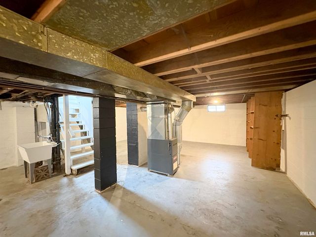 2107 W GILBERT Avenue, Peoria, IL 61604