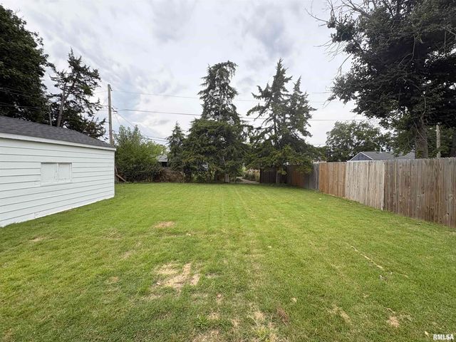 2107 W GILBERT Avenue, Peoria, IL 61604