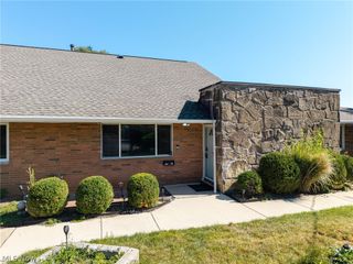 21860 River Oaks Drive 2G, Rocky River, OH 44116