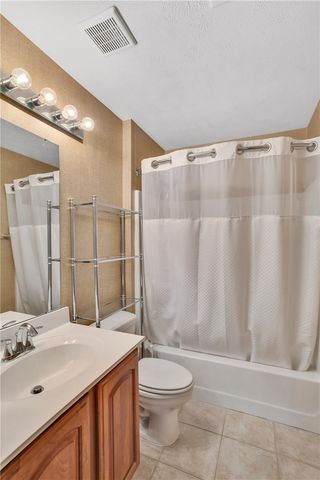1003 Timber Run Dr, Cecil, PA 15057