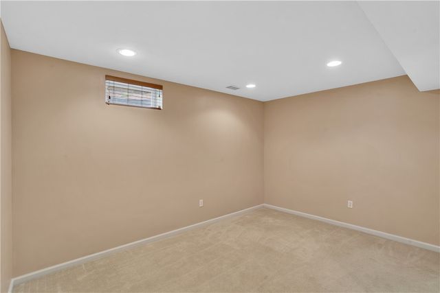 1003 Timber Run Dr, Cecil, PA 15057
