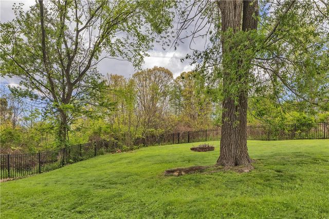 1003 Timber Run Dr, Cecil, PA 15057