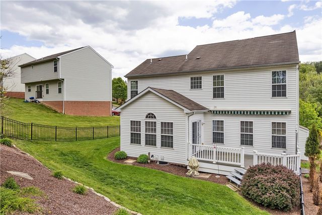 1003 Timber Run Dr, Cecil, PA 15057