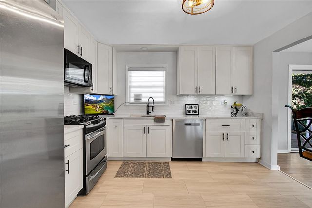 9248 S 89th Avenue, Hickory Hills, IL 60457