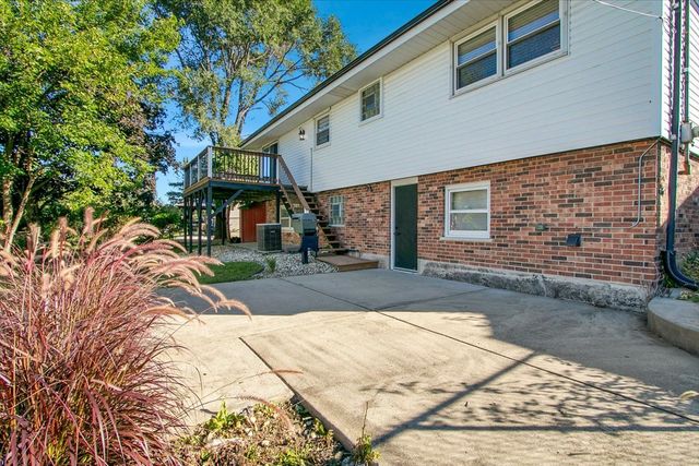 9248 S 89th Avenue, Hickory Hills, IL 60457