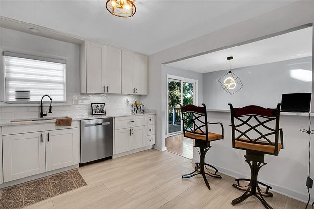 9248 S 89th Avenue, Hickory Hills, IL 60457