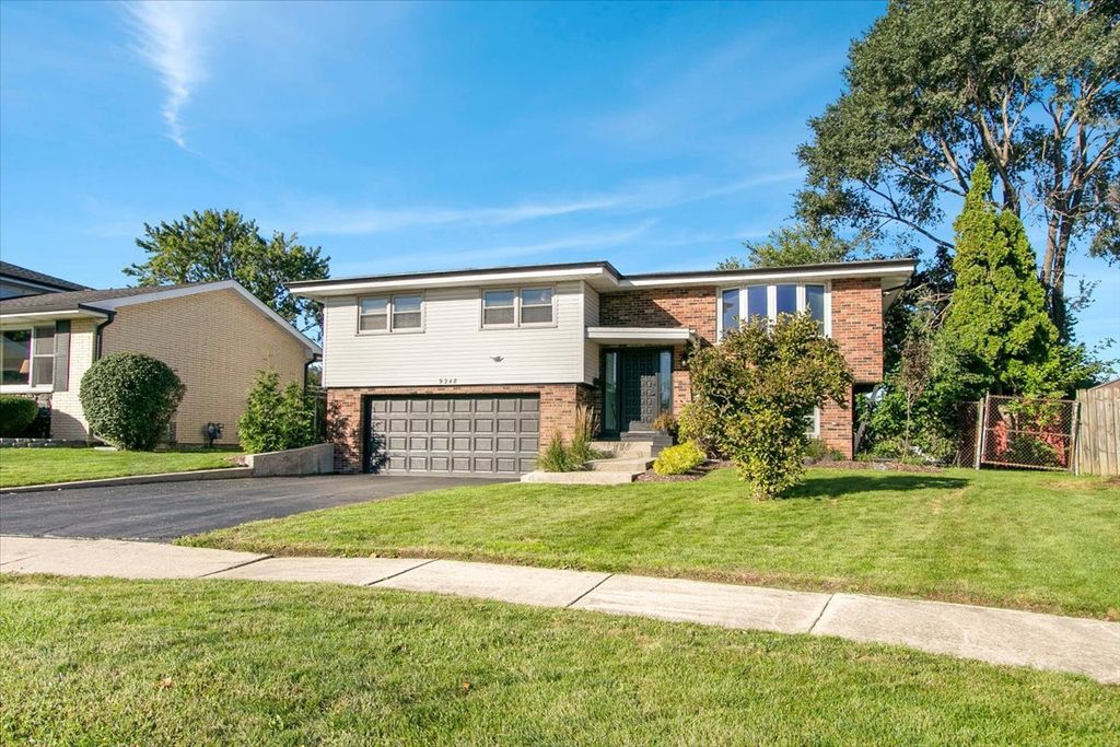 9248 S 89th Avenue, Hickory Hills, IL 60457