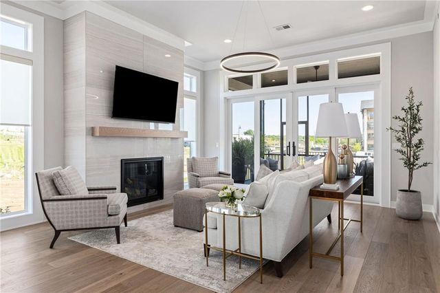 13719 Pembroke Lane, Leawood, KS 66224