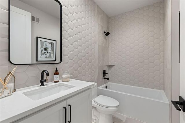 13719 Pembroke Lane, Leawood, KS 66224