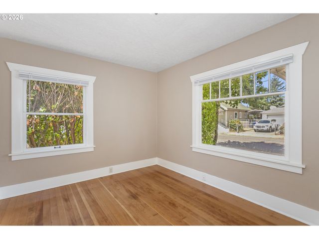 8316 Se RAYMOND Ct, Portland, OR 97266