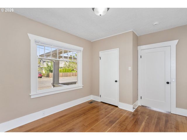 8316 Se RAYMOND Ct, Portland, OR 97266