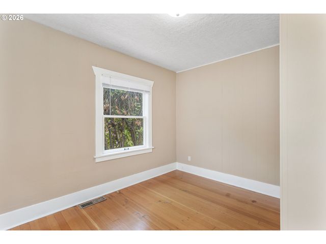 8316 Se RAYMOND Ct, Portland, OR 97266