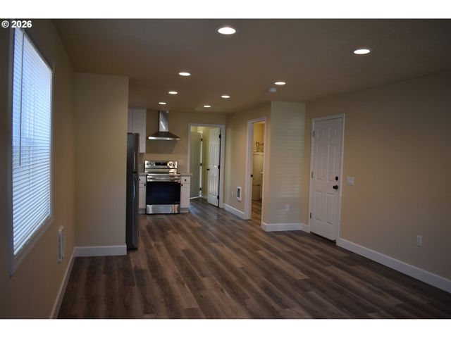 8316 Se RAYMOND Ct, Portland, OR 97266