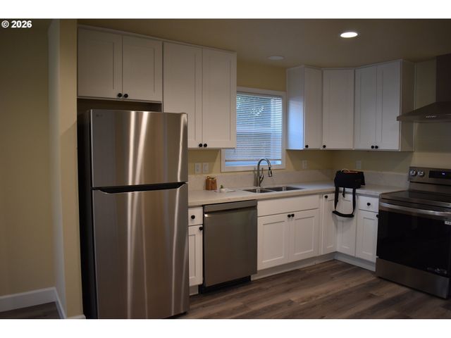 8316 Se RAYMOND Ct, Portland, OR 97266