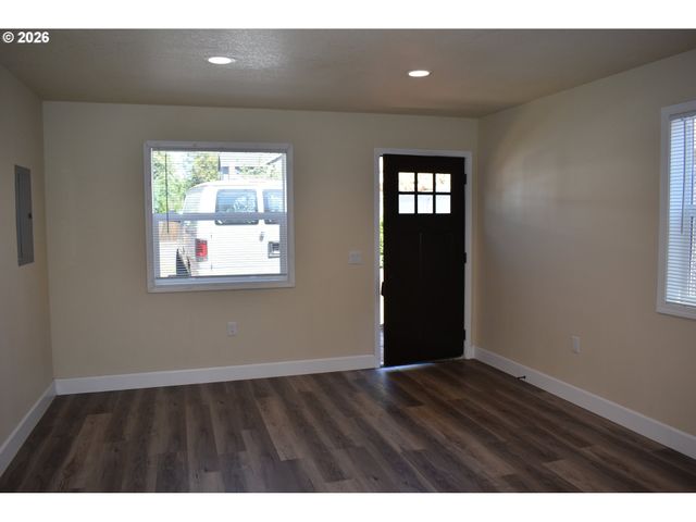 8316 Se RAYMOND Ct, Portland, OR 97266