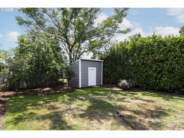 8316 Se RAYMOND Ct, Portland, OR 97266