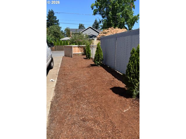 8316 Se RAYMOND Ct, Portland, OR 97266