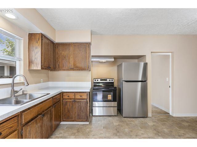 8316 Se RAYMOND Ct, Portland, OR 97266