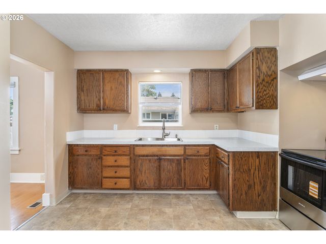 8316 Se RAYMOND Ct, Portland, OR 97266