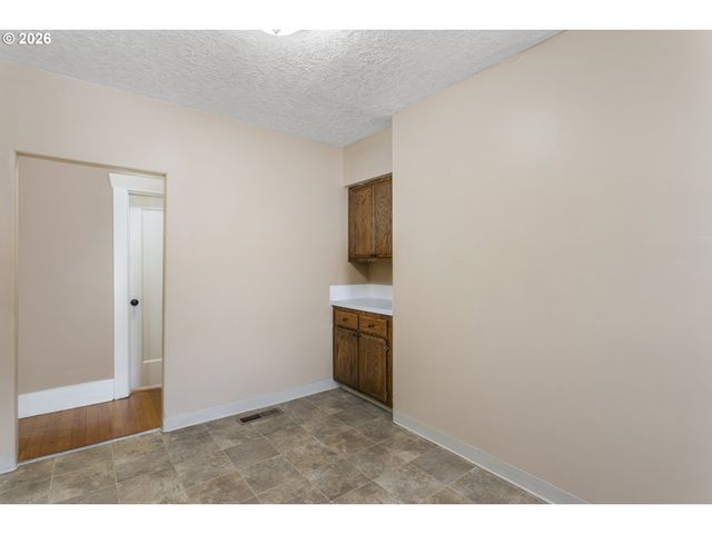 8316 Se RAYMOND Ct, Portland, OR 97266