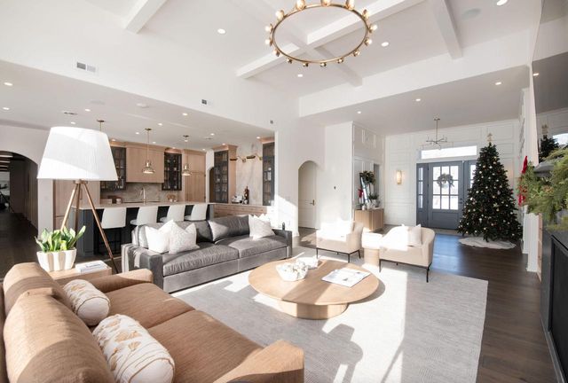 1829 W Mill ROAD, Jackson, WI 53037