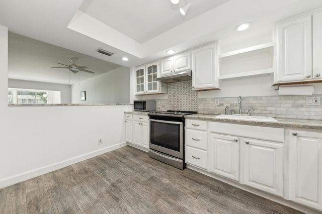 3186 Via Poinciana 115, Lake Worth, FL 33467