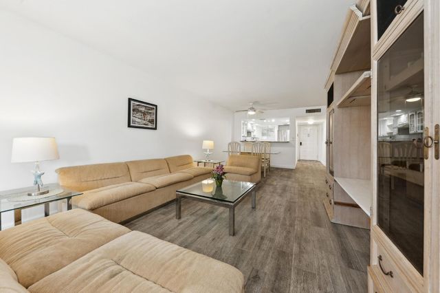 3186 Via Poinciana 115, Lake Worth, FL 33467