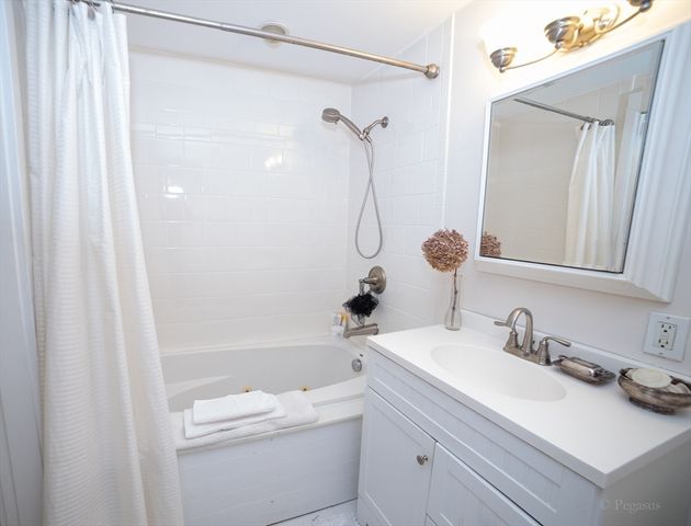 3 Circle Street 1, Marblehead, MA 01945