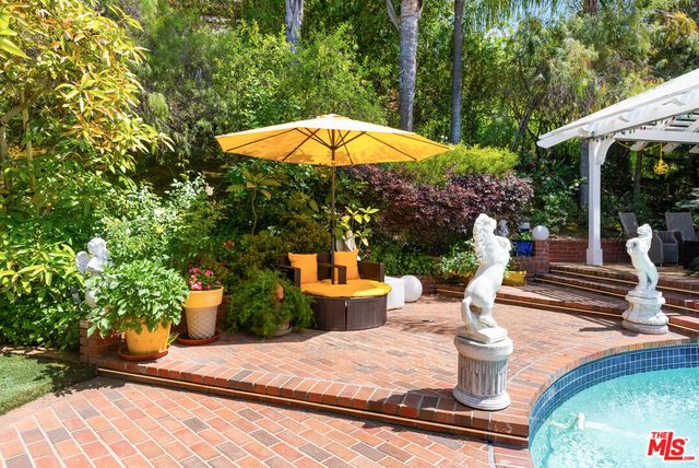 4152 Falling Leaf Drive, Encino, CA 91316