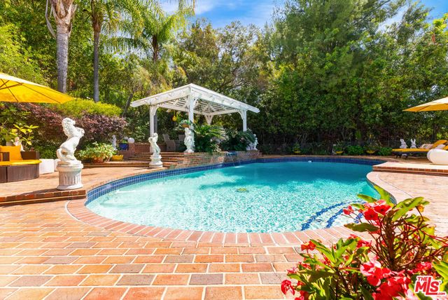4152 Falling Leaf Drive, Encino, CA 91316