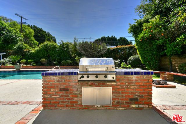 17616 Corinthian Drive, Encino (los Angeles), CA 91316