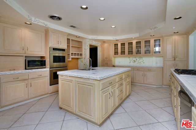 17616 Corinthian Drive, Encino (los Angeles), CA 91316