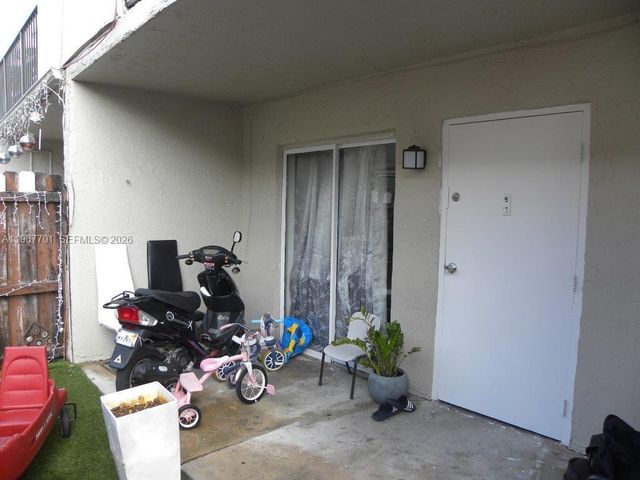 15690 SW 82nd Cir Lane 9-1, Miami, FL 33193