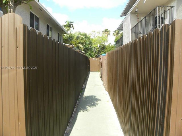 15690 SW 82nd Cir Lane 9-1, Miami, FL 33193