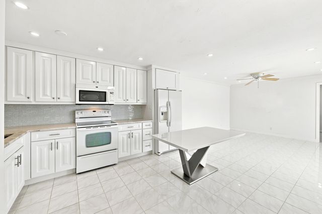 126 WEST Court, Royal Palm Beach, FL 33411