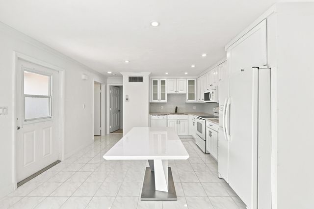 126 WEST Court, Royal Palm Beach, FL 33411