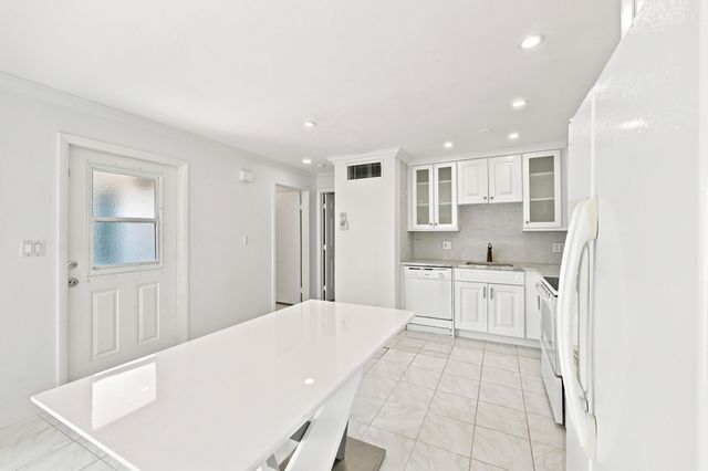 126 WEST Court, Royal Palm Beach, FL 33411