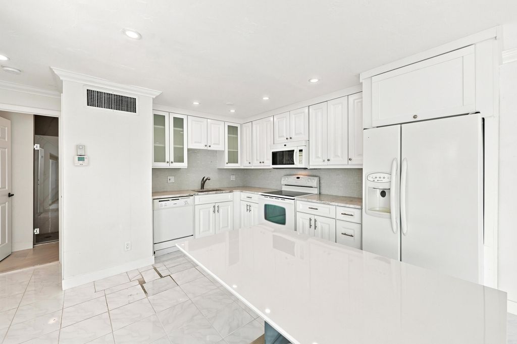 126 WEST Court, Royal Palm Beach, FL 33411