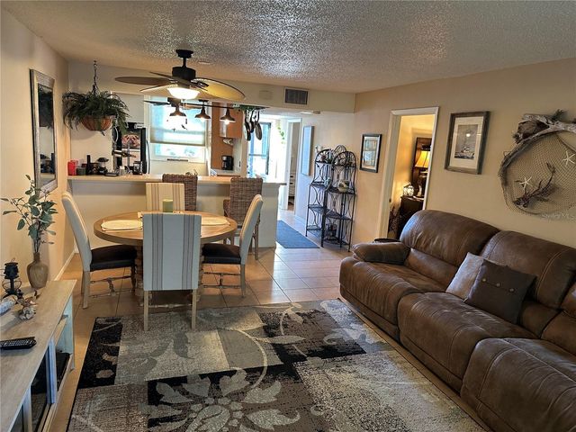 655 WOODLAWN DRIVE 655, Bradenton, FL 34210