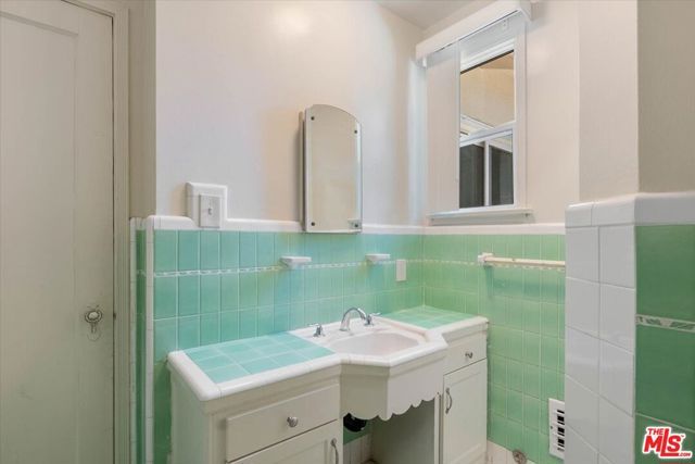 4021 Degnan Boulevard, Los Angeles, CA 90008
