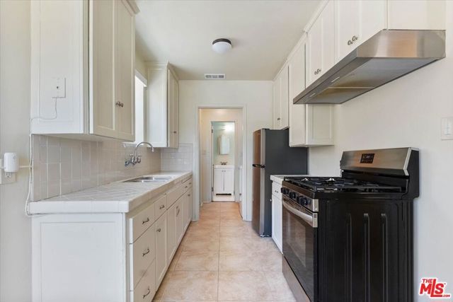4021 Degnan Boulevard, Los Angeles, CA 90008