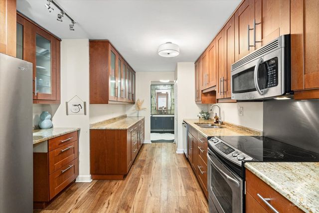 1405 E Central Road 222C, Arlington Heights, IL 60005