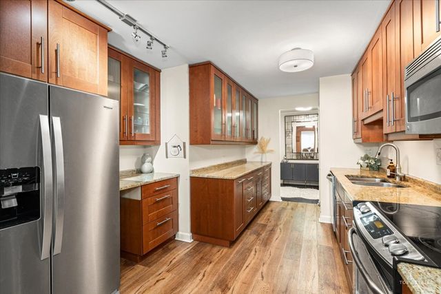 1405 E Central Road 222C, Arlington Heights, IL 60005