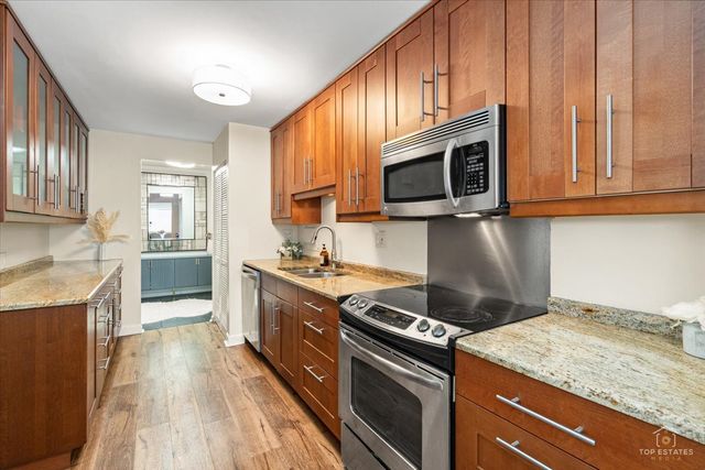 1405 E Central Road 222C, Arlington Heights, IL 60005