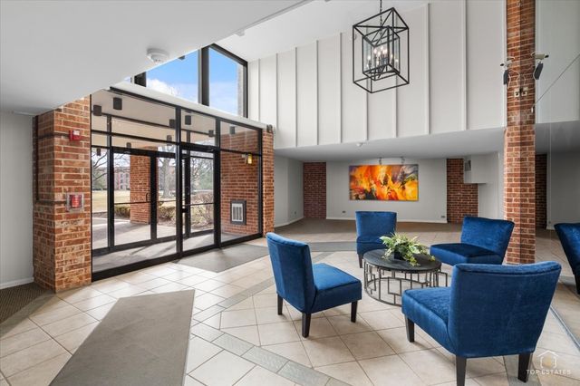 1405 E Central Road 222C, Arlington Heights, IL 60005