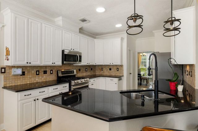 4602 Ten Sleep Lane, Friendswood, TX 77546